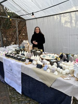 Roxette van De Vurige Vos verkoopt handgemaakte kaarsen