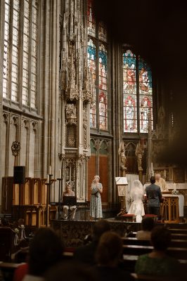 Zangeres Willeke Simons in de kerk met live zang bij een bruidspaar