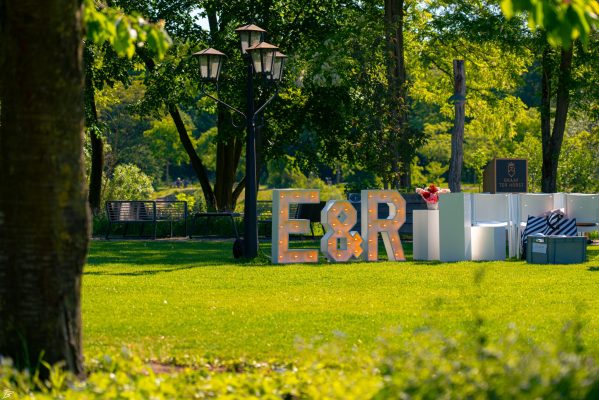 Lichtletters E&R op weiland bruiloft