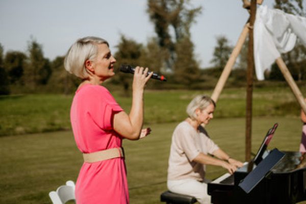 Willeke Simons zingt met begeleiding op piano
