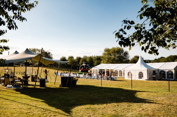 Festival bruiloft met tent en verschillende verhuur items