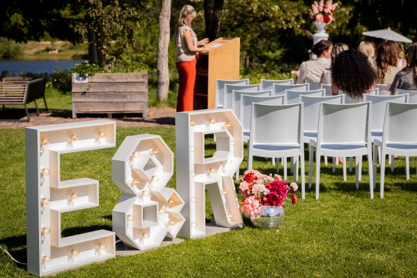Lichtletters als decoratie van ceremonie bruiloft met bloemen en discobal