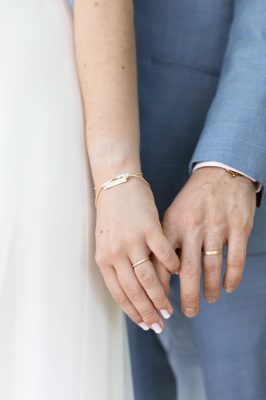 Handen bruidspaar mer trouwringen