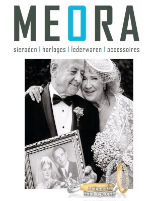 Oude trouwfoto van bruidspaar met trouwringen