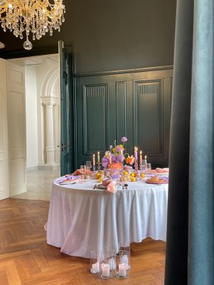 Kleurrijk ingedekte tafel met lang tafellinnen