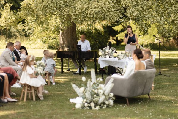 Bruidspaar met zangeres en pianist ceremonie