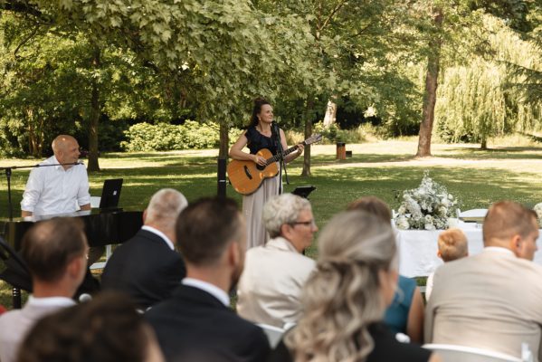 Live muzikante met gitaar bij bruiloft ceremonie