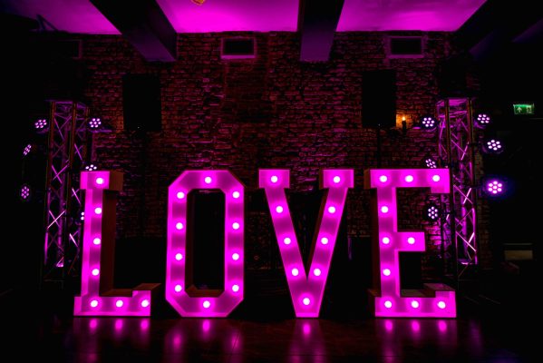 Grote LOVE letters met roze lampen voor een bruiloft feest