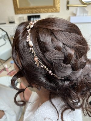 Bruidskapsel met vlecht, krullen en subtiele diadeem