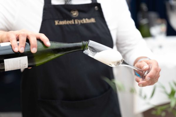 Inschenken glas champagne voor toost huwelijk