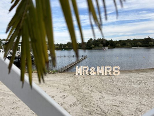 Lichtletters MR & MRS aan het strand