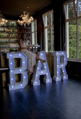 Bruid op de bar met Lichtletters ervoor