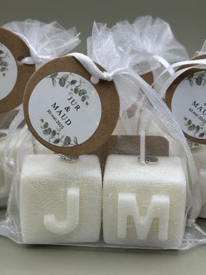 Kaarsen met letter bruidspaar bedankjes