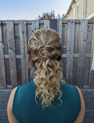 Bruidskapsel half los met krullen