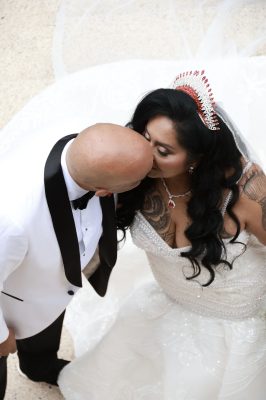 Kus bruidspaar van bovenzijde