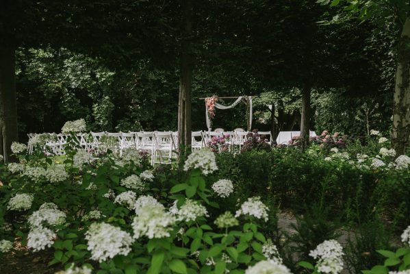 Ceremonie in tuin aan de achterkant van Trouwlocatie Kasteel Eyckholt
