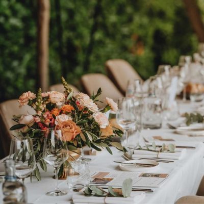 Dinersetting met lange tafels bij Kasteel Eyckholt
