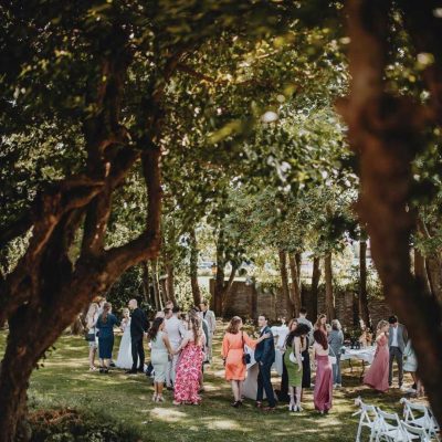 Gasten op huwelijk in de tuin van Kasteel Eyckholt