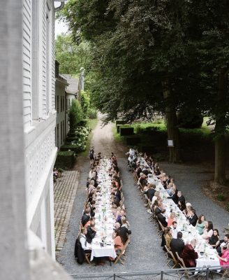 Dinersetting aan lange tafels op landgoed Limburg