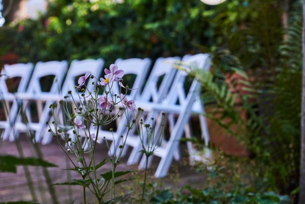 Ceremonie met witte bruiloft stoelen in de tuin bij Paap 1848