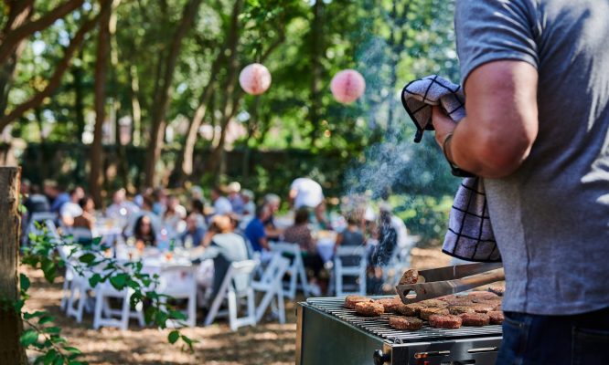 Barbecue op zomers bruiloftfeest in Midden Limburg