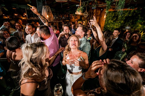 Bruid tussen feestende gasten