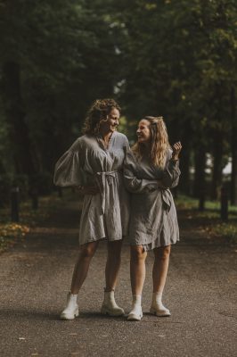 Mandy en Michelle van FBLS Weddings kijken elkaar aan