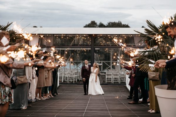 Bruidspaar voor ceremonie setting met sterretjes