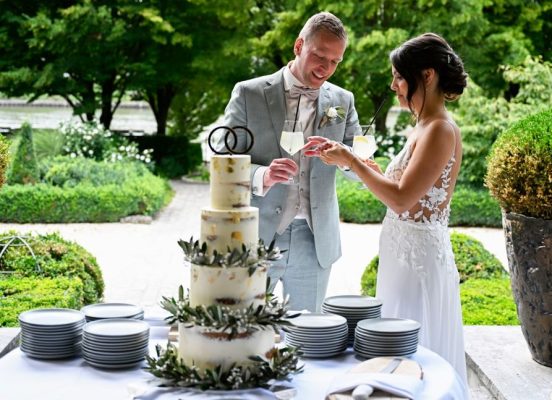 Bruidspaar brengt een toost uit bij de taart met limoncello