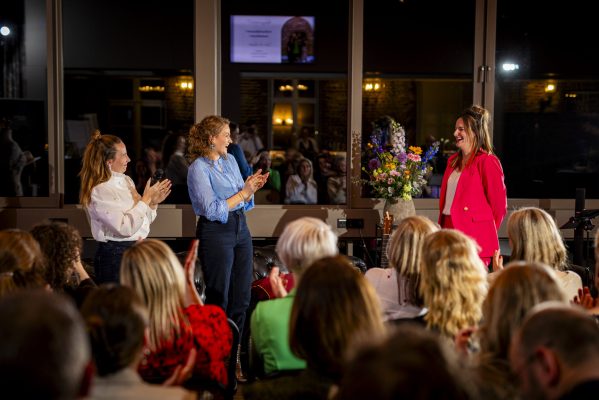Mandy en Michelle bedanken Dyanne Sleijpen door applaus te vragen