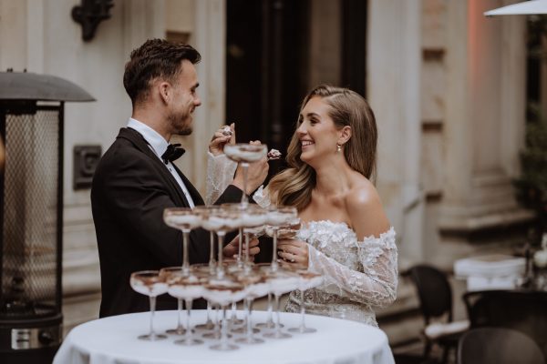 Bruidspaar met tiramisu toren in champagne coupes