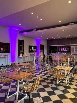 Borrelsetting met hoge en lage tafels en verlichting