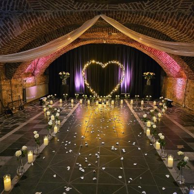 Romantische setting met kaarsen en hart