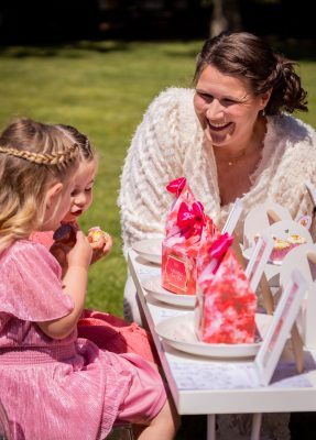 Ceremoniemeester met kinderen op bruiloft