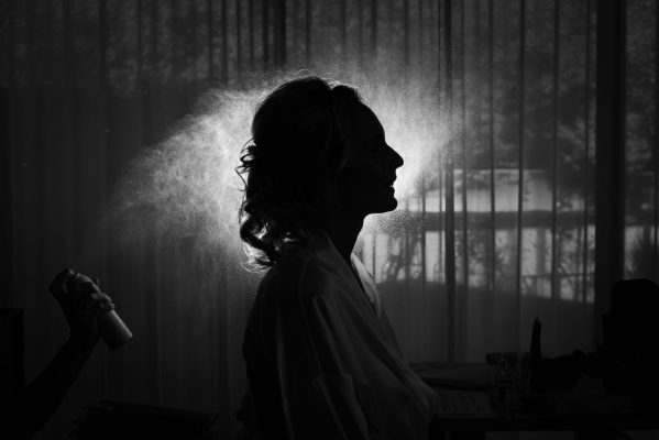 Zij profiel van bruid met licht in zwart wit