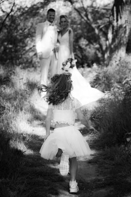 Artistieke foto van bruid in zwart wit