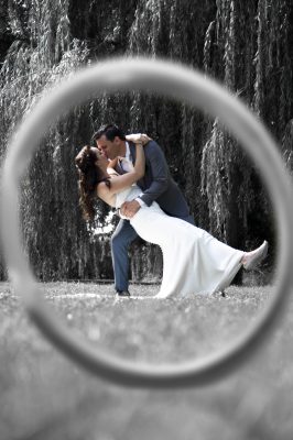 Bruidspaar maakt een dip voor de camera door ring