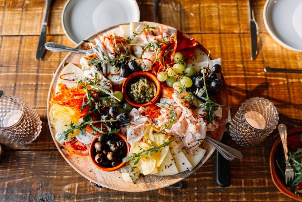 Anti pasti planken als voorgerecht Italiaanse catering