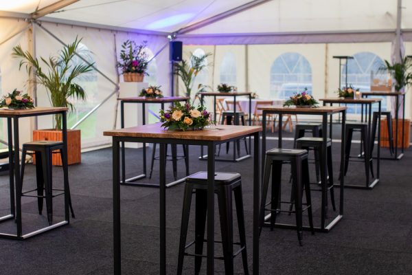 Statafel opstelling in paviljoen tent