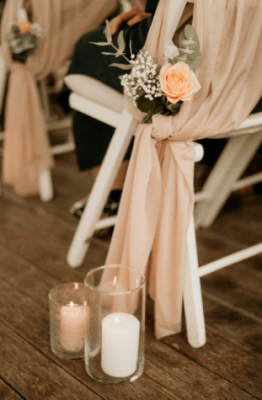 Ceremoniestoel met stof, bloemen en kaarsen