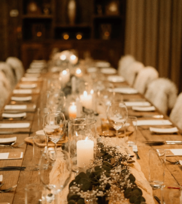 Gedekte dinertafels bruiloft