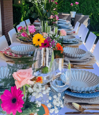 Diner bruiloft met felgekleurde bloemen