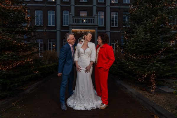 Trouwambtenaar met bruidspaar winter bruiloft