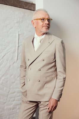 Bruidegom met trouwpak