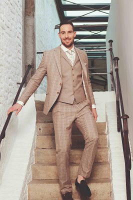 Bruidegom in trouwpak