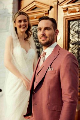 Bruidspaar met trouwpak van Jansen-Noy trouwpakken