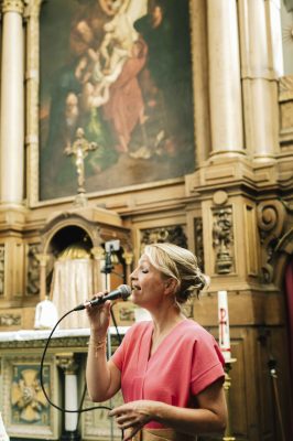 Zangeres Willeke Simons zingt voor een huwelijksceremonie in de kerk