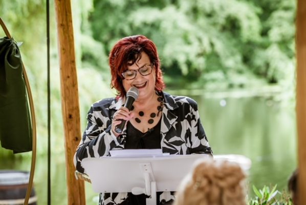 Saskia als trouwambtenaar op een locatie in Limburg