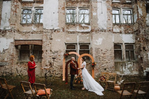 Ceremonie buiten in ruïne met Jeanny van Bij bijzondere momenten als trouwambtenaar