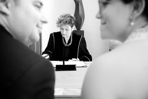 Zwart wit foto van tekenen van de achter over de schouders van het bruidspaar